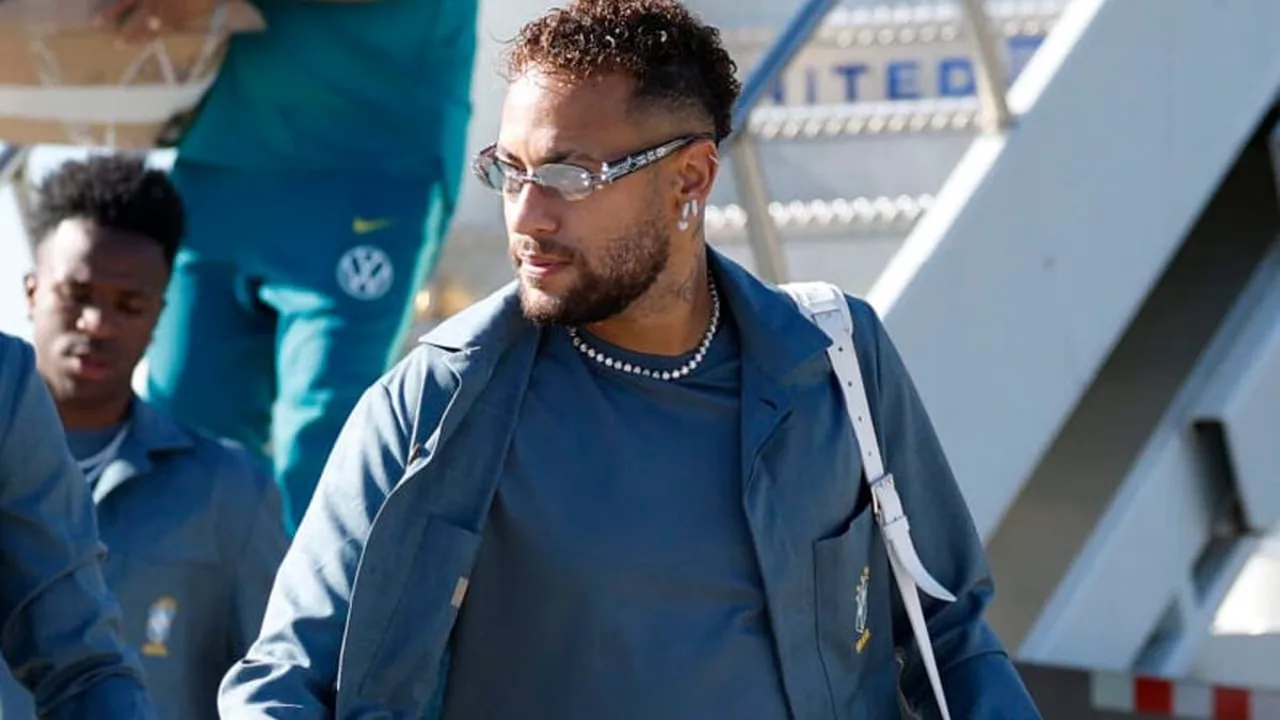 Neymar realizando trabalho de recuperação física em academia durante preparação da Seleção Brasileira para a Copa do Mundo