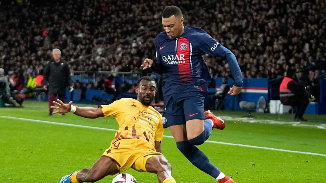 Troféu da Copa do Mundo FIFA sobre fundo desfocado com bandeiras de Argentina, Espanha e França