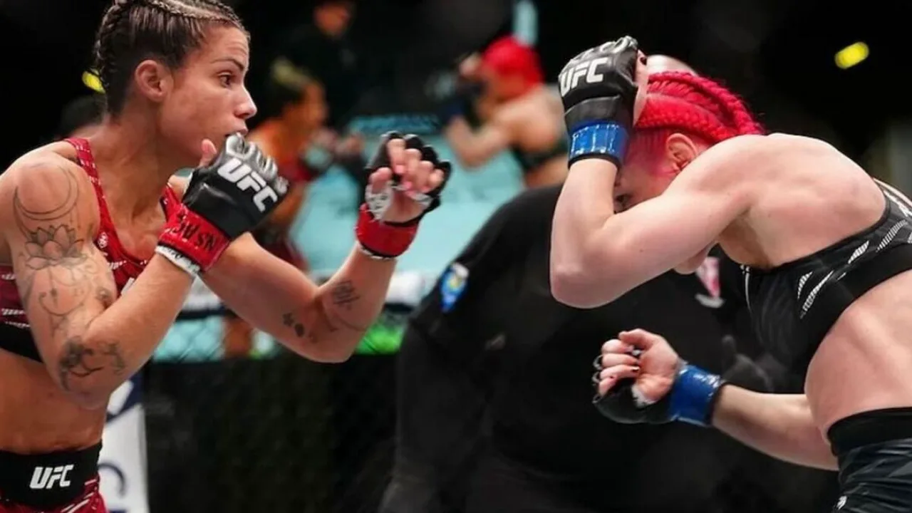 Tom Aspinall e Ciryl Gane no octógono do UFC 321 em Abu Dhabi, disputa pelo cinturão peso-pesado
