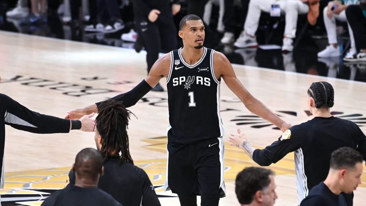 Victor Wembanyama dos Spurs tentando arremesso bloqueado pela defesa dos Knicks nas NBA Finals 2026