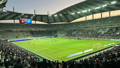 26 jogos sob calor extremo e sem garrafa própria — como o torcedor vai sobreviver