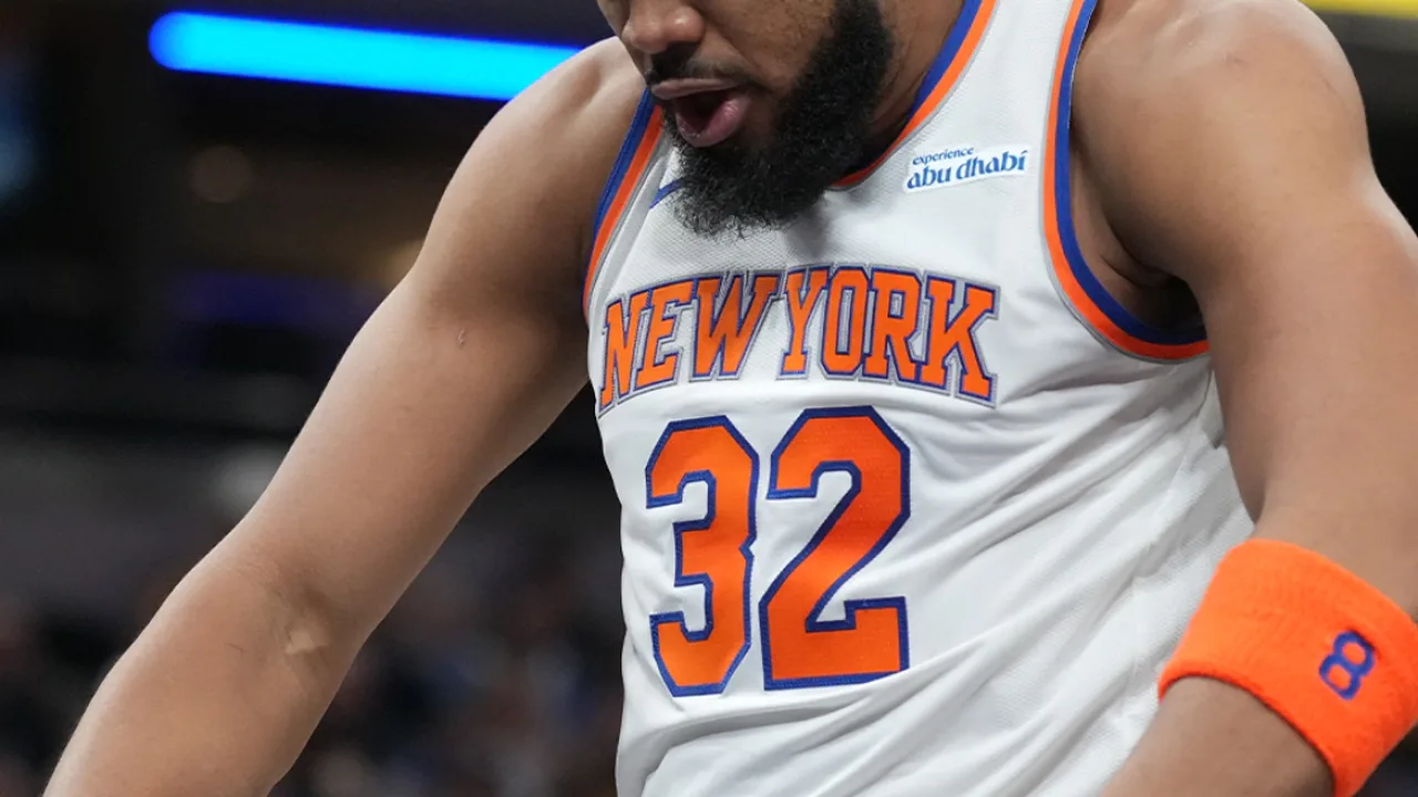 Jogadores dos Knicks em posição defensiva contra os Spurs no Front Bank Center durante o Jogo 1 das NBA Finals