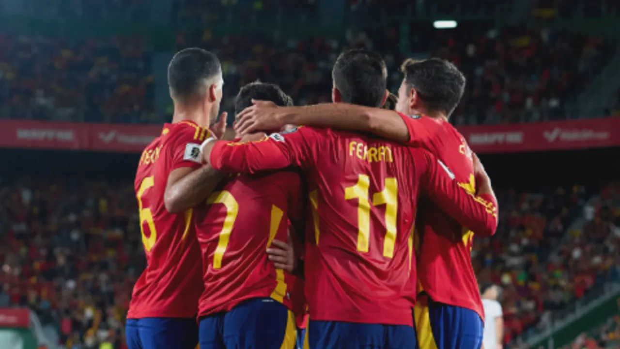 Luis de la Fuente observa treino da seleção espanhola no Estádio Riazor, A Coruña, preparação Copa 2026