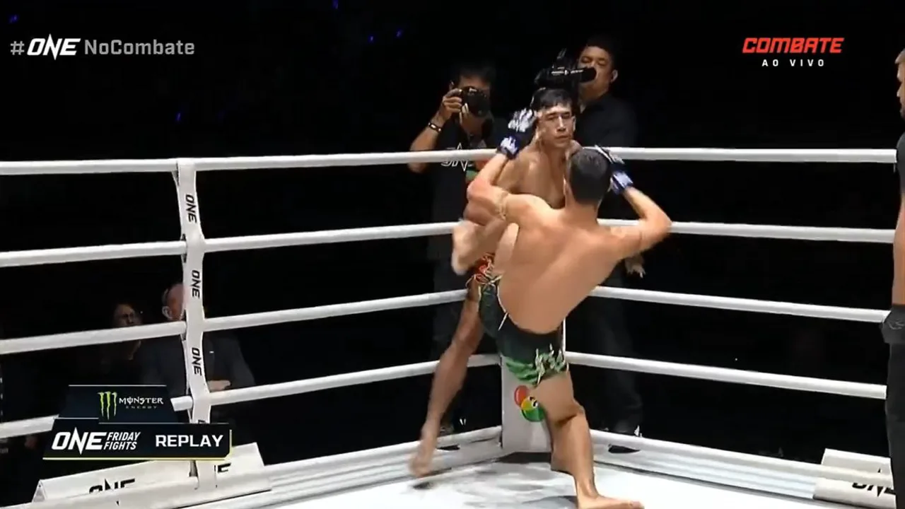 King Green em posição de guarda no octógono do UFC, peso leve, UFC 329 Las Vegas julho 2026
