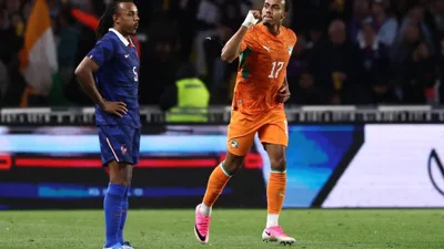 8 franceses vestem a camisa do Marfim e viram o jogo contra a França