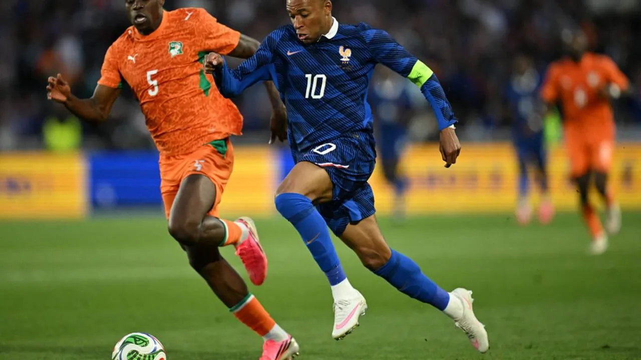 Rayan Cherki comemorando gol pela seleção da França em amistoso contra a Costa do Marfim em Nantes