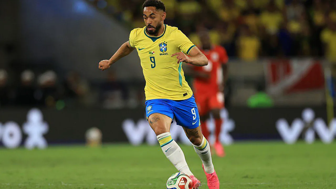 Lucas Paquetá em treino da Seleção Brasileira em Nova Jersey, com bola no pé e companheiros ao fundo