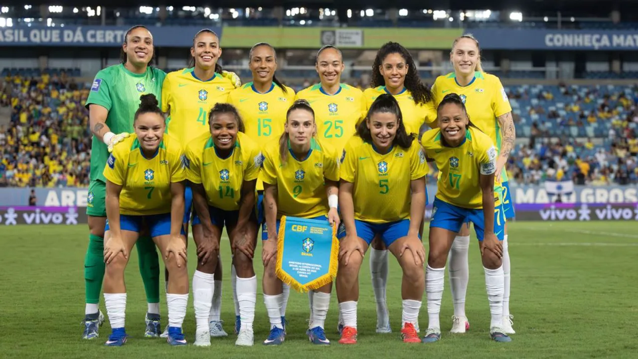 Marta com a camisa da seleção brasileira feminina em campo durante amistoso preparatório para a Copa do Mundo 2027