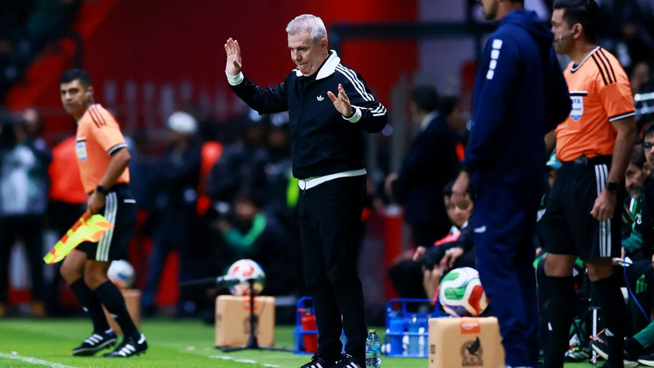 Javier Aguirre observa treino da seleção mexicana no Estádio Azteca antes da Copa do Mundo 2026
