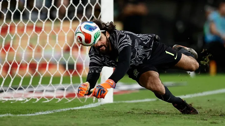 Julio Cesar defende Alisson e explica por que a Copa começa com ele no gol