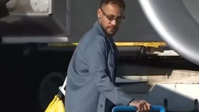 Neymar embarca com mala vazia de roupas e cheia de foco para a Copa