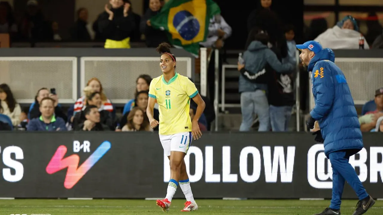 Jogadoras da Seleção Brasileira feminina comemorando gol contra os Estados Unidos na Neo Química Arena em São Paulo