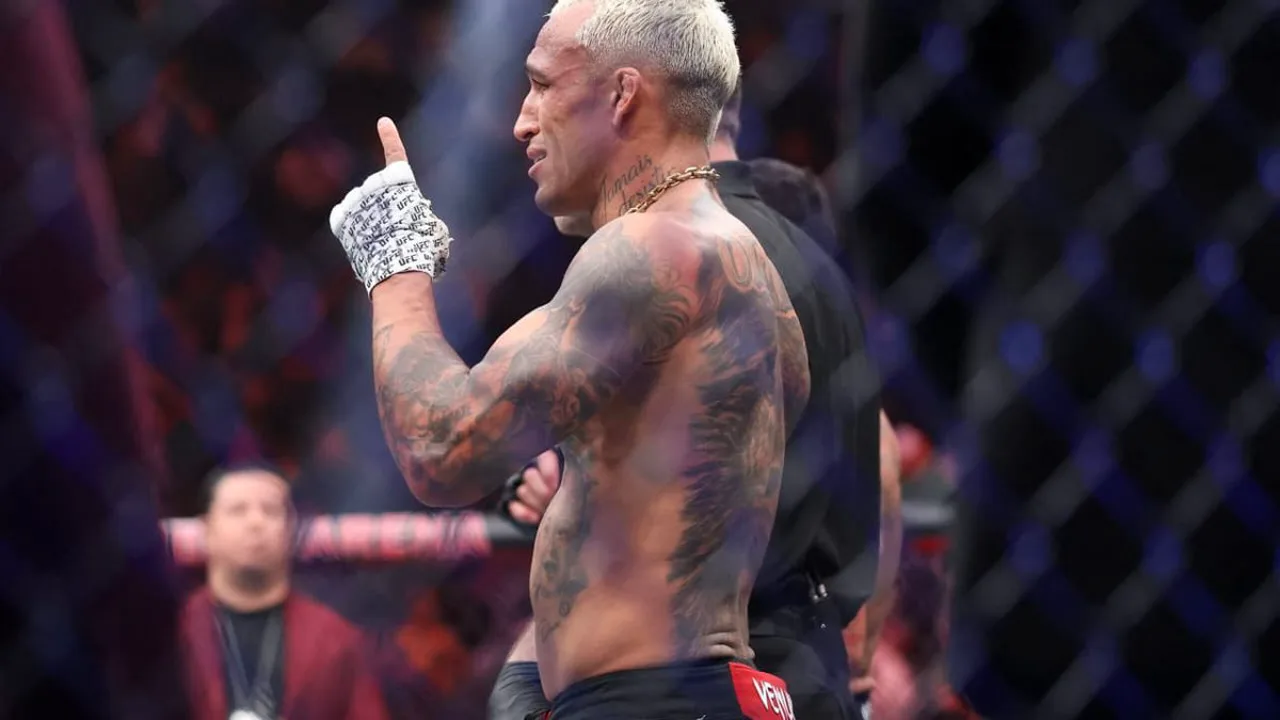 Charles Oliveira aplicando finalização no octógono do UFC, faixa-preta de jiu-jitsu em ação no MMA