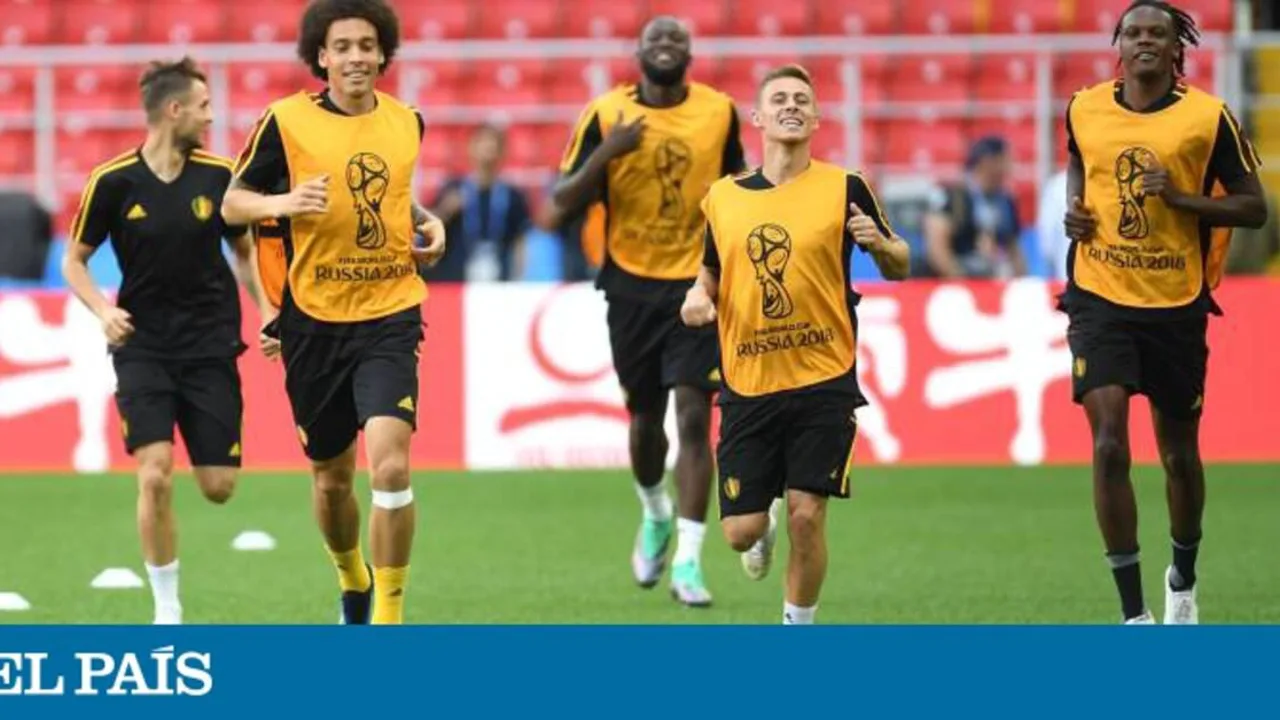 Jogadores da Bélgica e Tunísia disputando amistoso preparatório para a Copa do Mundo 2026 no King Baudouin Stadium