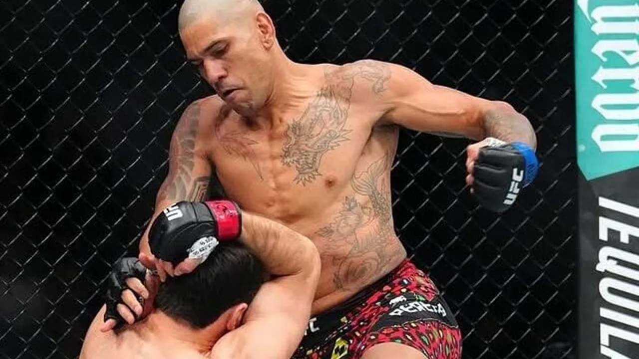 Alex Poatan em posição de combate no octógono do UFC, cinturão ao fundo, expressão concentrada