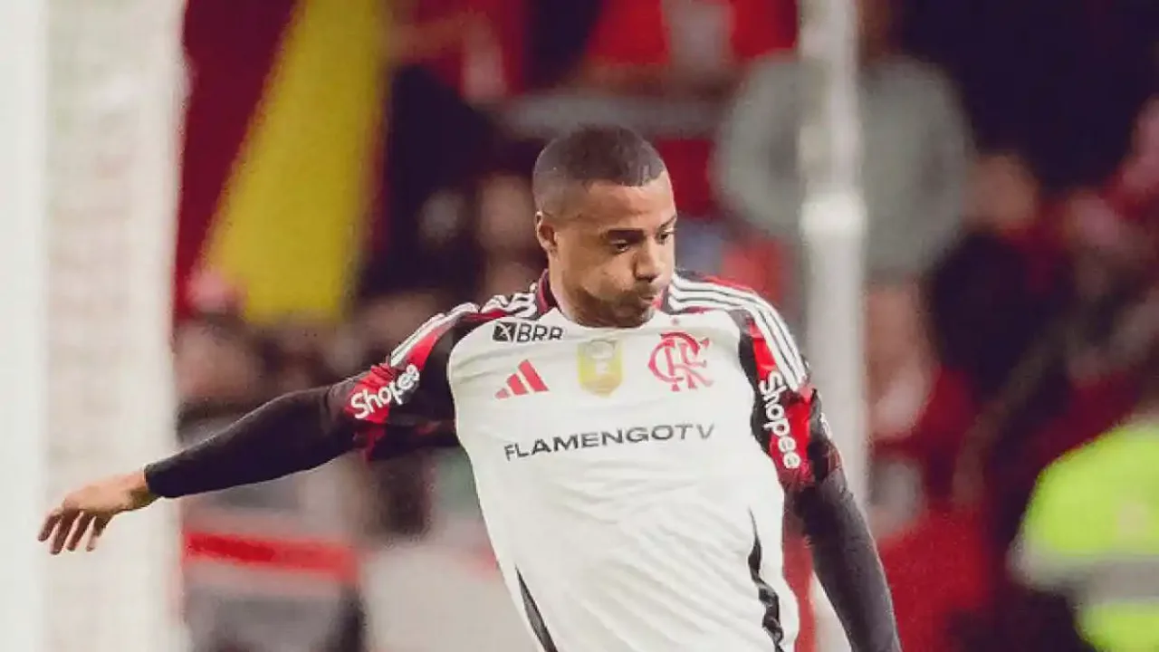 Jogadores do Flamengo comemorando gol no Maracanã com bandeiras do Brasil e Uruguai ao fundo
