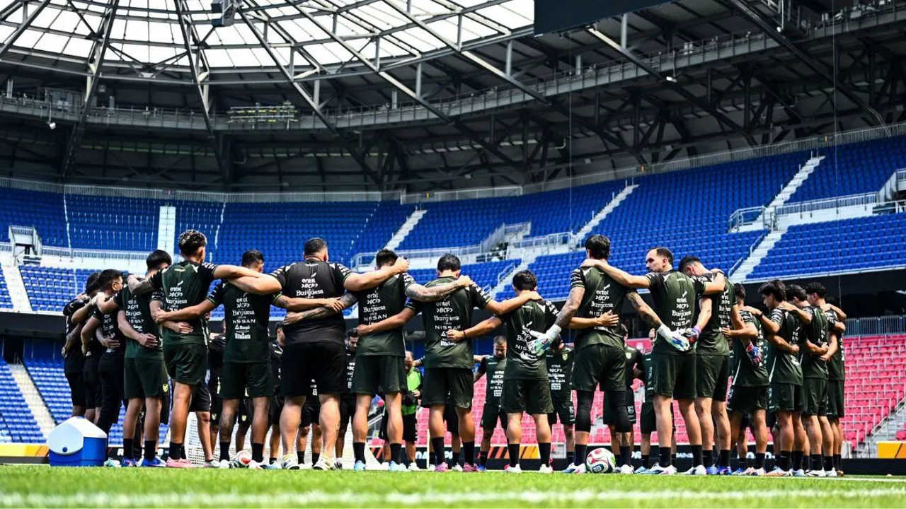 Jogadores da seleção boliviana treinam em campo neutro nos Estados Unidos antes do amistoso contra a Escócia no Red Bull Arena