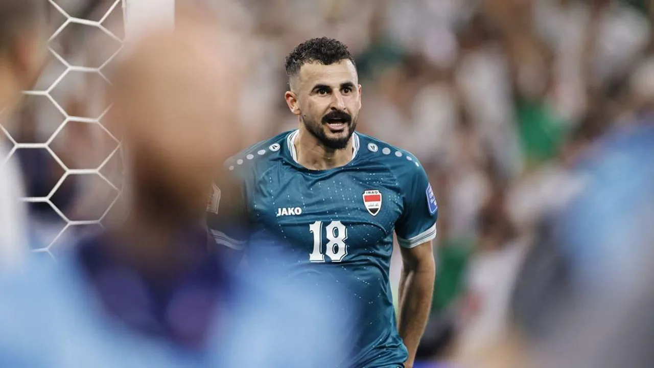 Aymen Hussein com a camisa da seleção do Iraque em campo durante partida das eliminatórias da Copa do Mundo