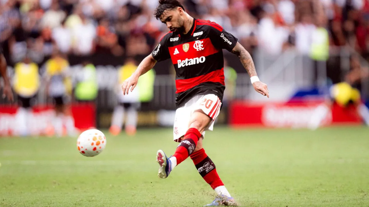 Vanderlei Luxemburgo e Carlo Ancelotti em imagens lado a lado, com a camisa da Seleção Brasileira ao fundo
