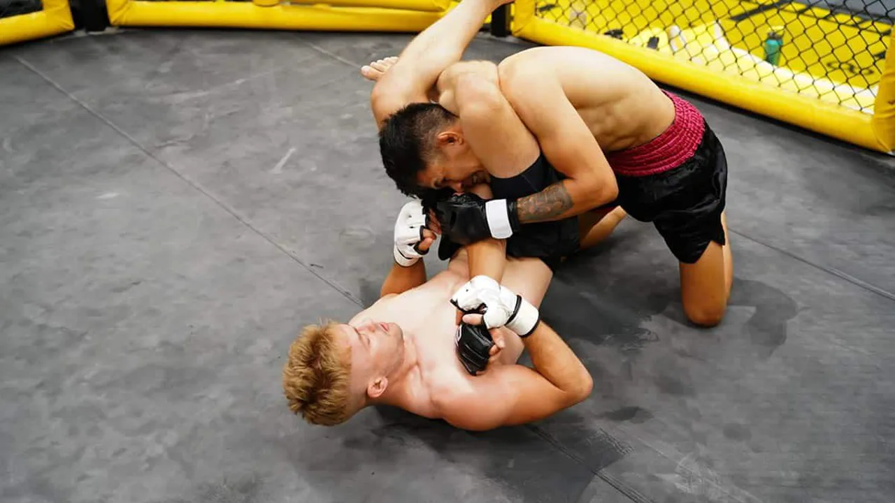 Ketlen Esquentadinha celebra nocaute sobre Ariane Sorriso no octógono do UFC Vegas 118