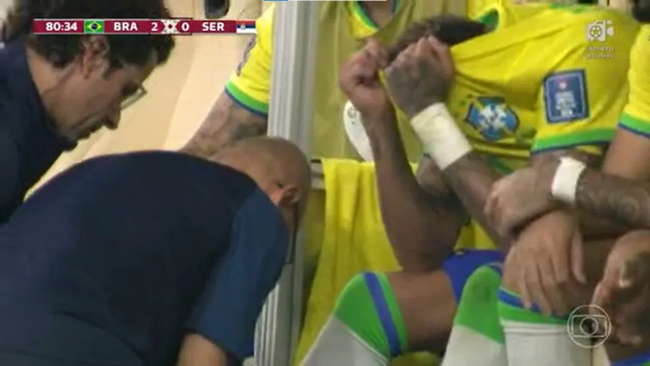 Neymar sentado no banco de reservas com bolsa de gelo no tornozelo direito durante estreia do Brasil na Copa do Mundo 2026