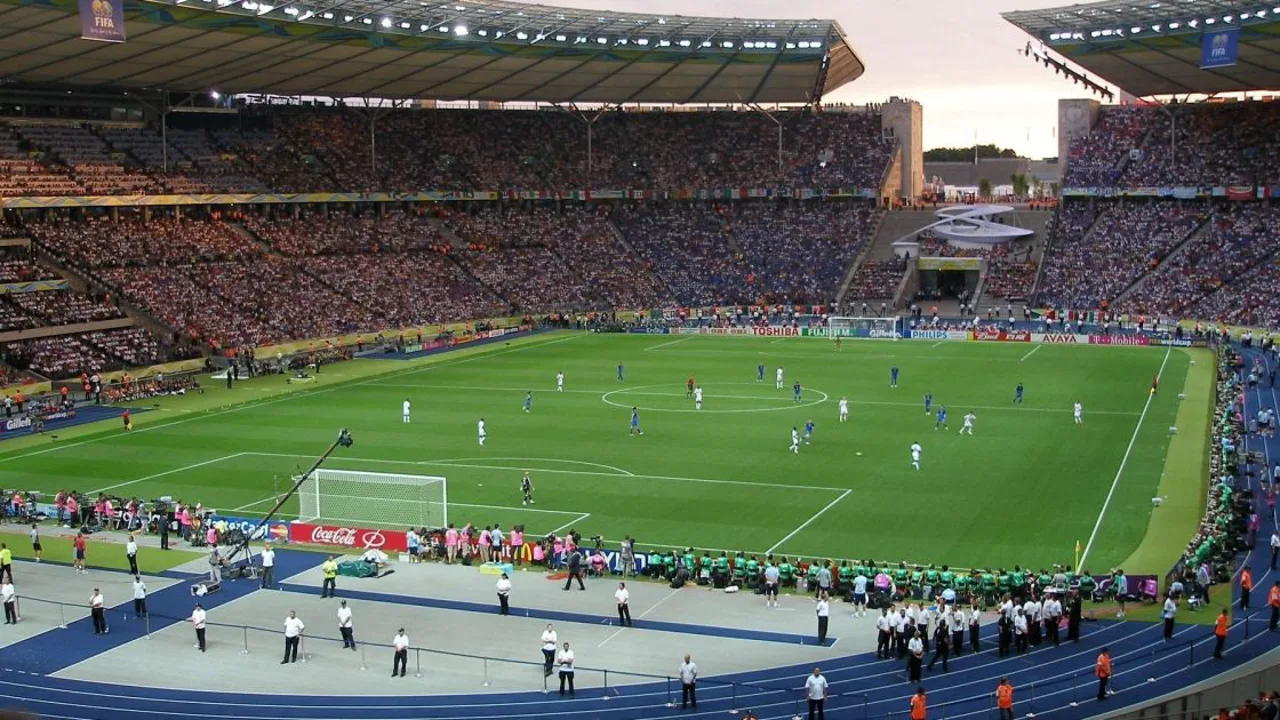 Árbitro consultando monitor do VAR com gráfico 3D de impedimento semiautomático em estádio da Copa do Mundo 2026
