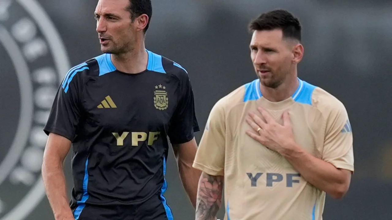 Scaloni observa treino da seleção argentina em campo nos Estados Unidos antes da Copa do Mundo 2026