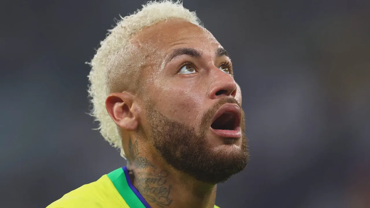 Romário comemorando gol pela Seleção Brasileira nos anos 90 ao lado de imagem de Neymar em campo em 2024