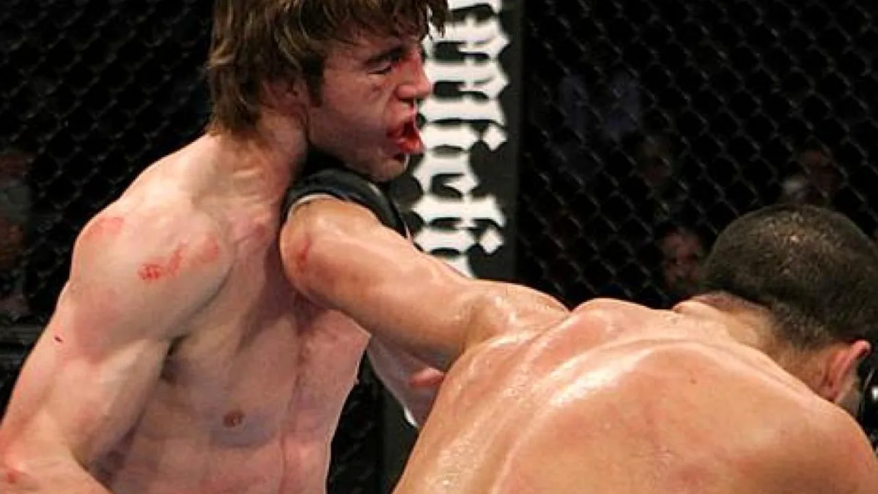 Gabriel Bonfim com mão erguida após vitória por decisão unânime sobre Belal Muhammad no UFC Vegas 118