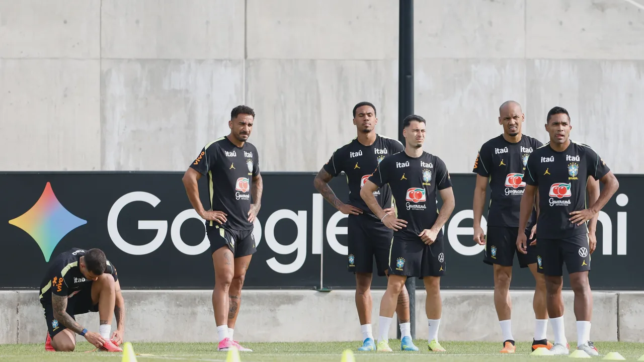 Wesley saindo de campo com expressão de dor durante amistoso do Brasil contra o Egito em Cleveland