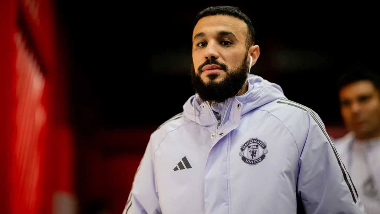Noussair Mazraoui saindo de campo com lesão durante amistoso do Marrocos contra a Noruega em Nova Jersey