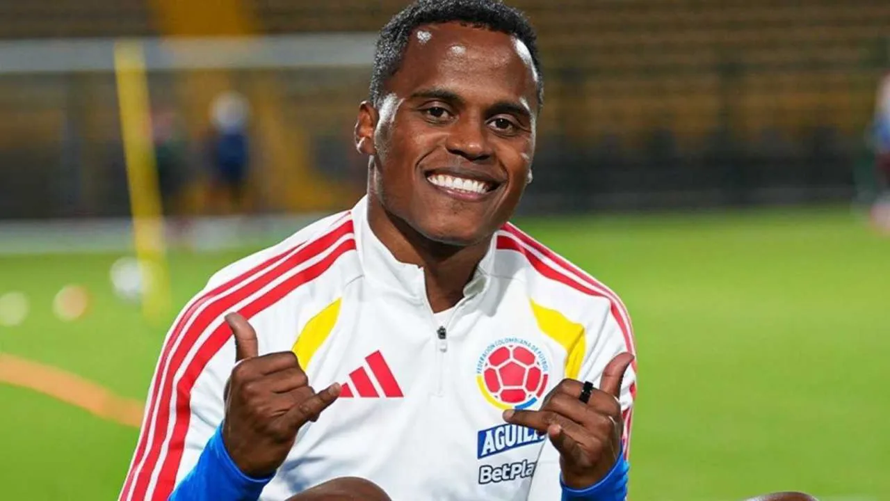 Jhon Arias com a camisa da Colômbia comemorando gol em amistoso preparatório para a Copa do Mundo 2026