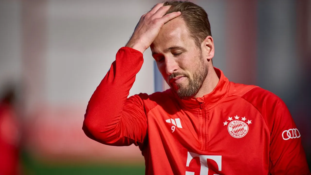 Thomas Tuchel gesticula na beira do campo durante amistoso da seleção inglesa antes da Copa do Mundo 2026