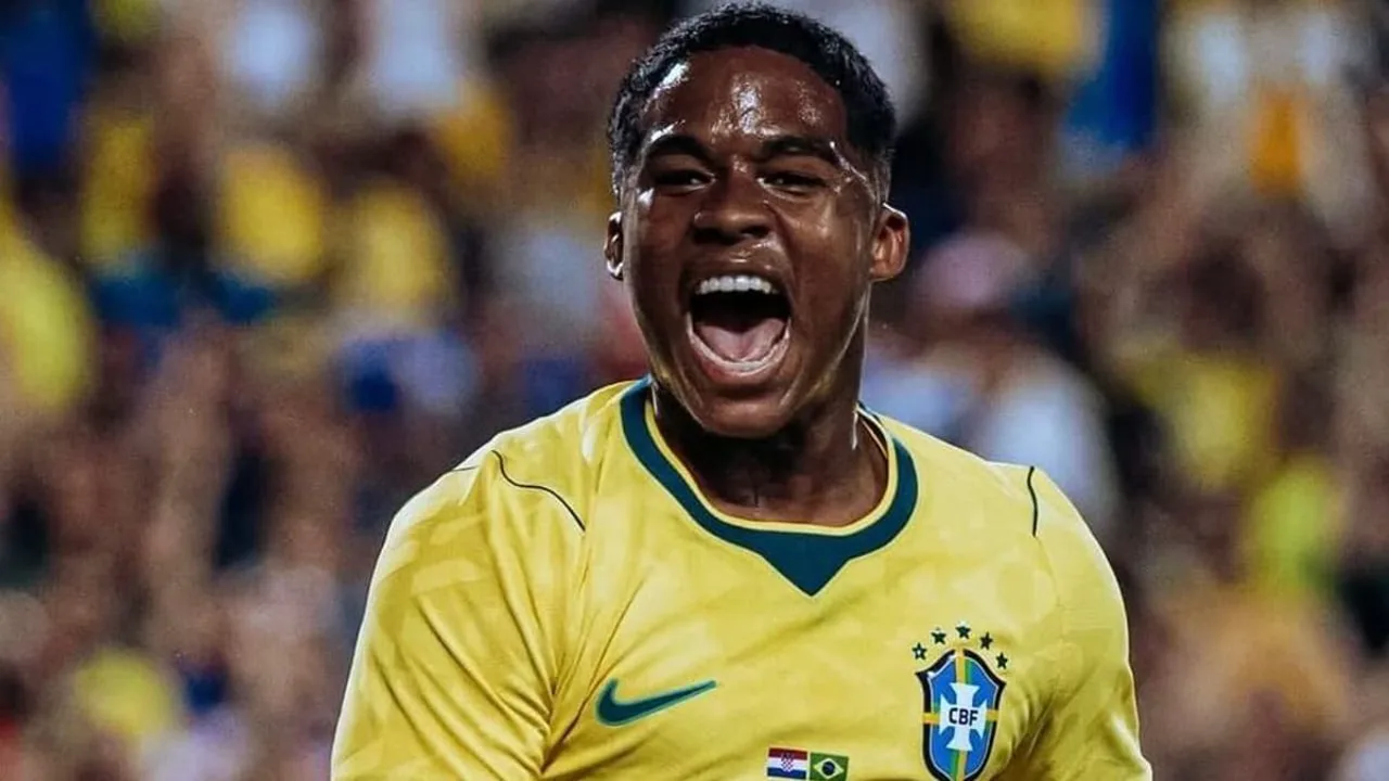 Endrick comemorando gol pela Seleção Brasileira com a camisa amarela em partida preparatória para a Copa do Mundo