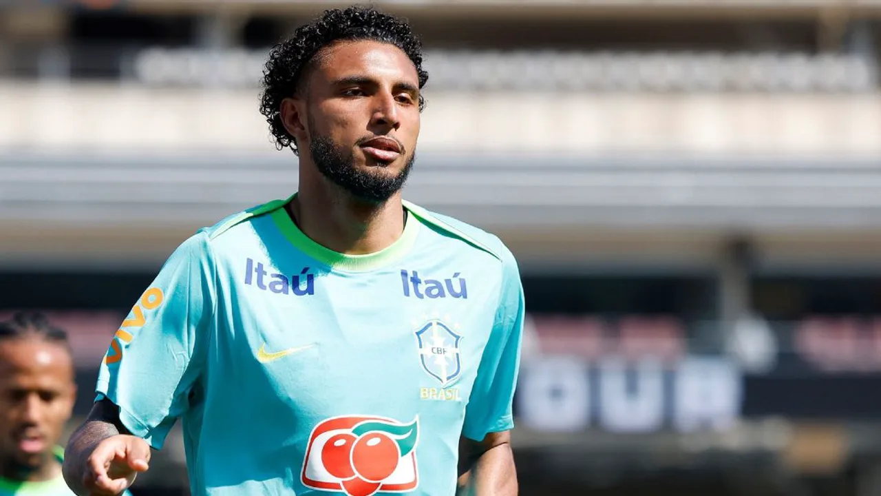 Éderson com a camisa 2 da Seleção Brasileira durante apresentação ao grupo nos Estados Unidos para a Copa do Mundo 2026
