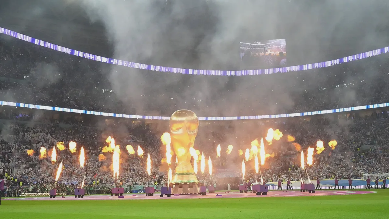 Anitta no palco do SoFi Stadium em Inglewood durante a cerimônia de abertura da Copa do Mundo 2026