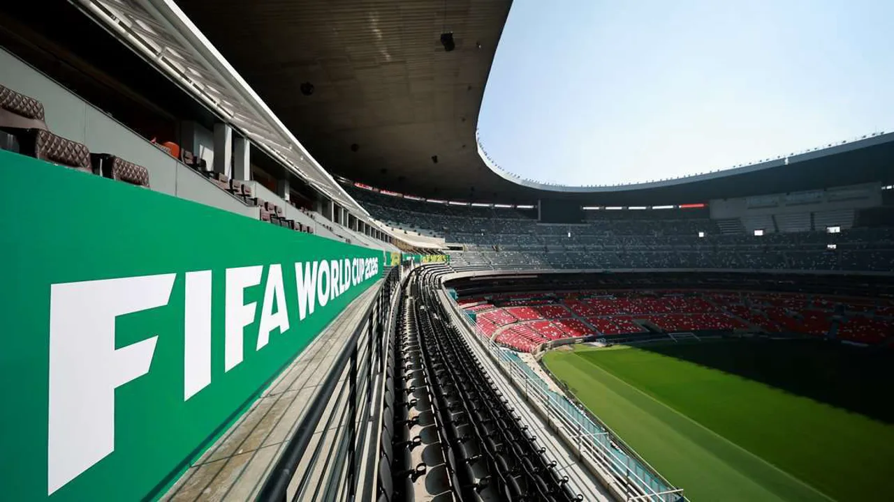 Estádio Azteca sob céu nublado com raios ao fundo durante jogo noturno de Copa do Mundo