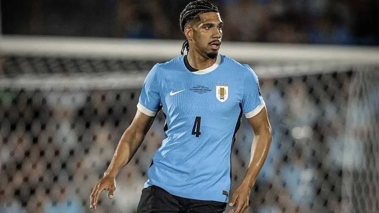 Ronald Araújo com a camisa da seleção uruguaia em campo durante partida oficial da Celeste