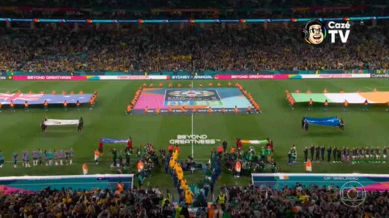 Torcedores assistindo à Copa do Mundo 2026 em três países com 48 seleções na tela