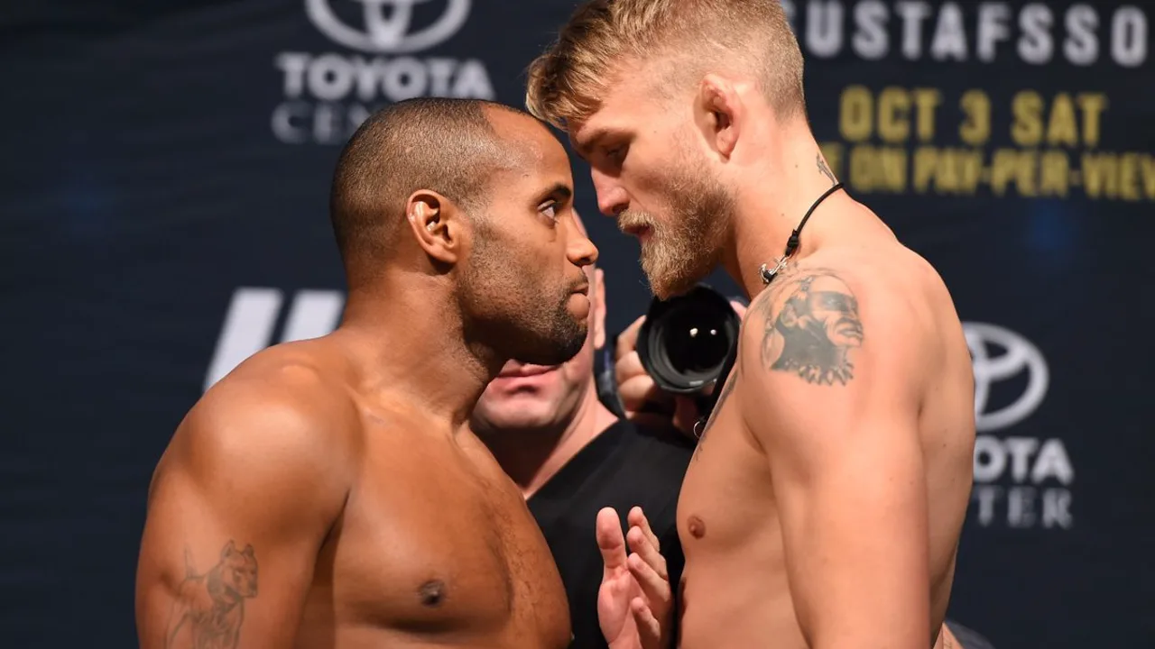 Ilia Topuria em posição de guarda no octógono do UFC, com expressão concentrada antes de um golpe