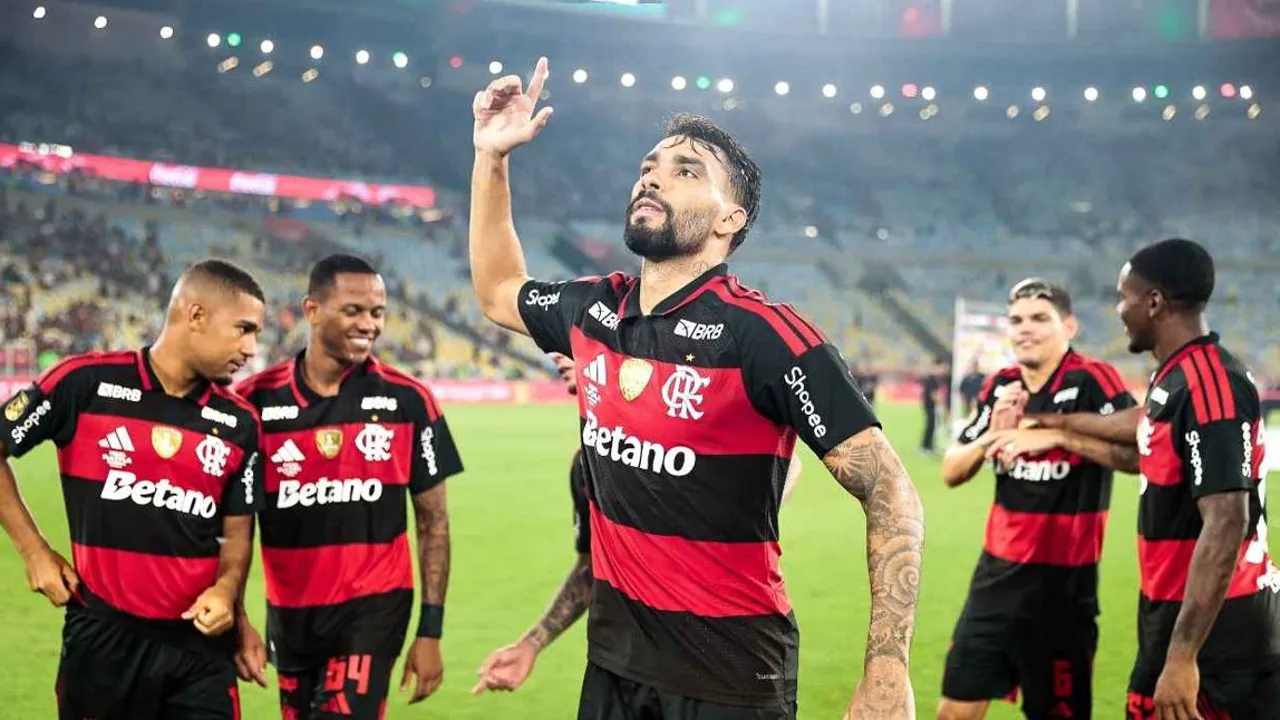 Lucas Paquetá com a camisa da Seleção Brasileira conduzindo a bola durante amistoso pré-Copa do Mundo