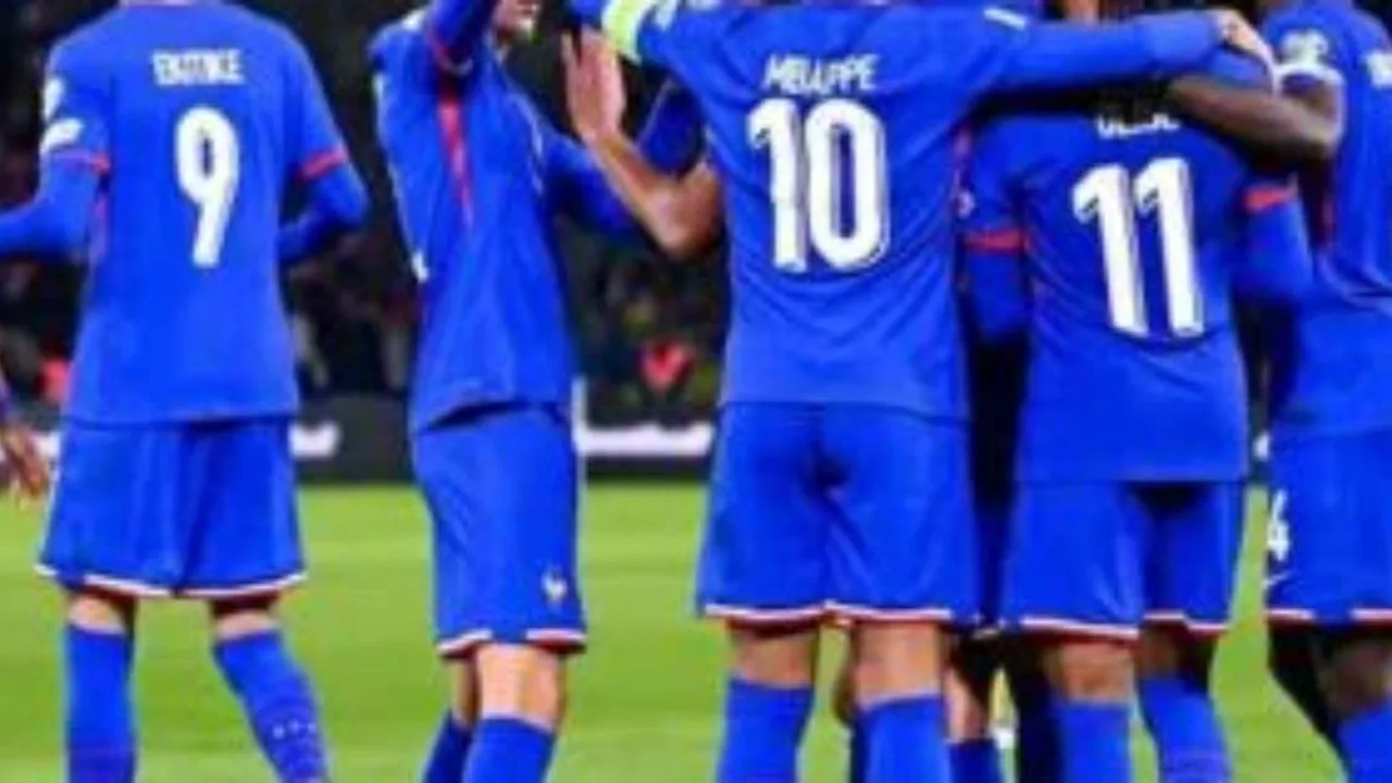 Didier Deschamps orienta jogadores da seleção francesa em treino na Decathlon Arena, em Lille, antes da Copa do Mundo 2026
