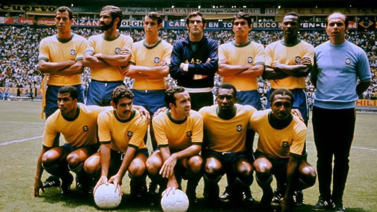 Camisa amarela da Seleção Brasileira para a Copa do Mundo 2026 exibida em fundo verde