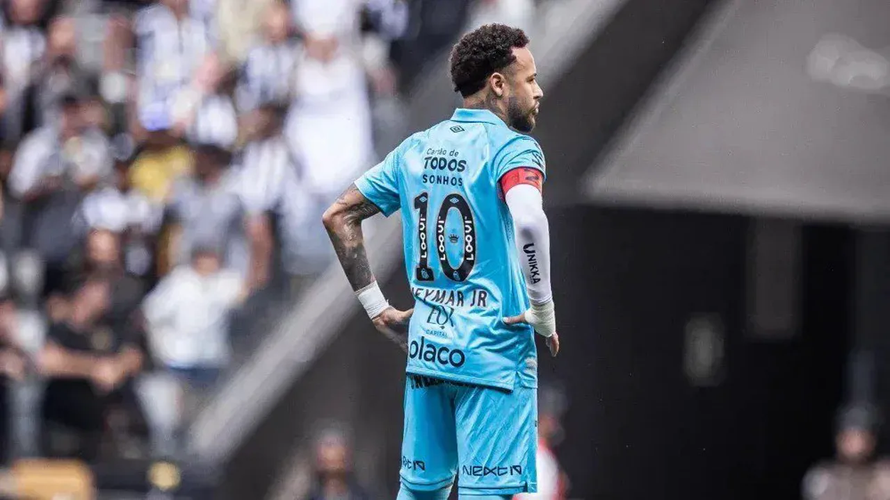 Neymar em tratamento fisioterapêutico no CT Rei Pelé com membros de sua equipe particular