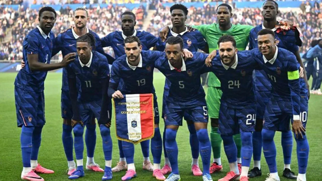 Kylian Mbappé com a camisa da França em campo durante partida da Copa do Mundo, expressão concentrada