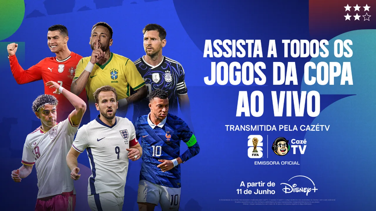 Torcedores assistem jogo da Copa do Mundo em telão com bandeiras do Brasil, atmosfera de fan fest