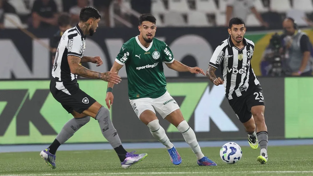 Jogadores de América Mineiro e Atlético Goianiense disputam bola no gramado do CT Flávio Pentagna Guimarães