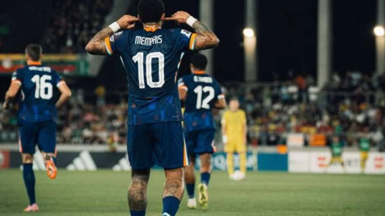 Memphis Depay de costas no banco de reservas durante treino da seleção holandesa antes da Copa do Mundo 2026