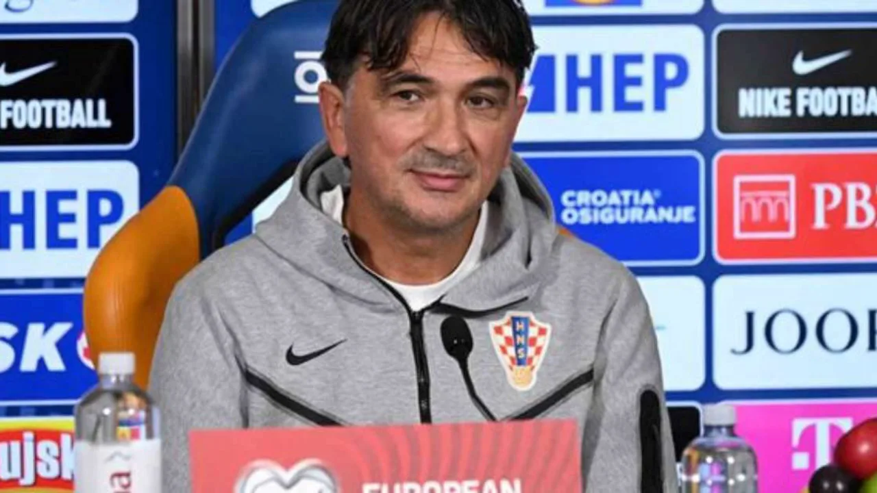 Zlatko Dalic gesticula na beira do campo durante partida da seleção croata na Copa do Mundo
