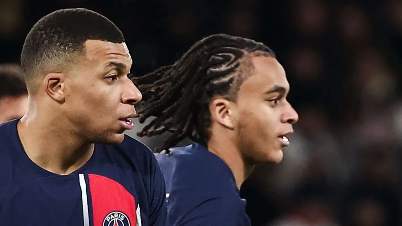 Mbappé e Messi em campo durante Copa do Mundo, com troféu ao fundo representando o recorde de artilharia